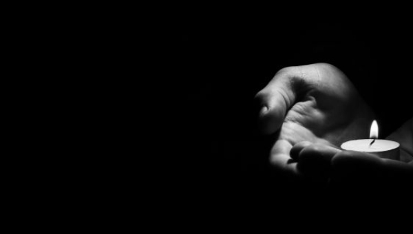 Kondolencje – wyjaśniamy, jak je złożyć i co należy w nich zawrzeć